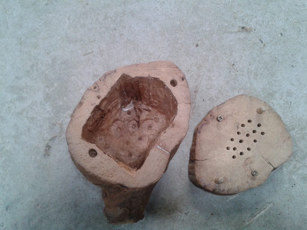 Bûche creusée aux ciseaux à bois